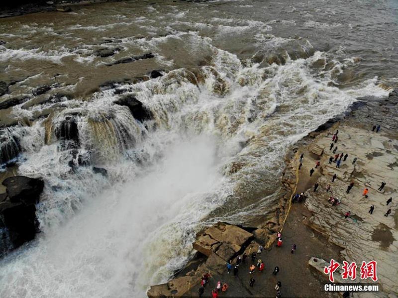 Le spectaculaire paysage d'hiver de la cascade de Hukou dans la province du Shanxi