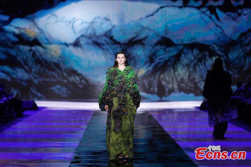 Un défilé de mode de la Route de la Soie organisé à Qingdao