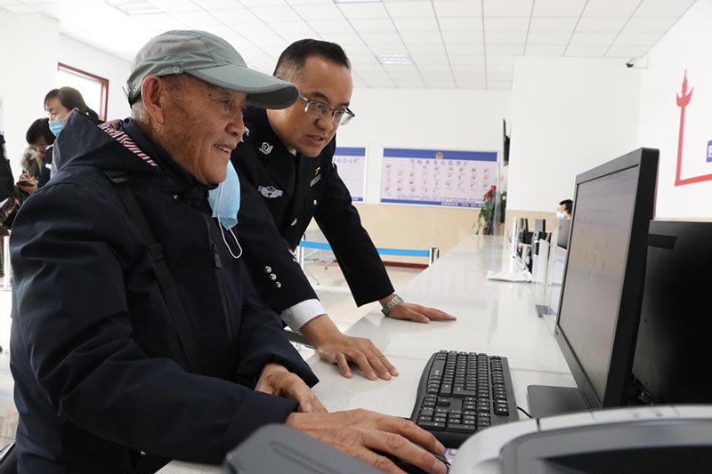Les personnes âgées chinoises se préparent à prendre le volant