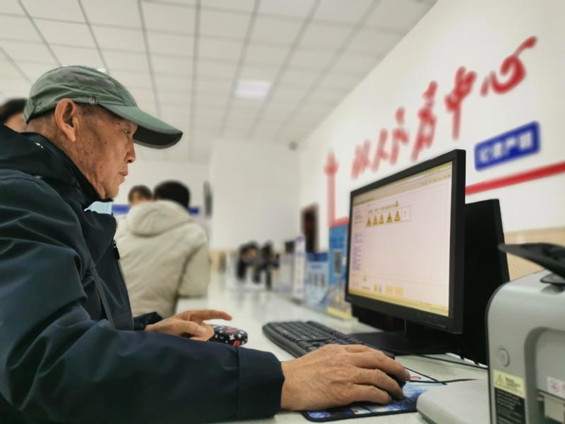 Les personnes âgées chinoises se préparent à prendre le volant