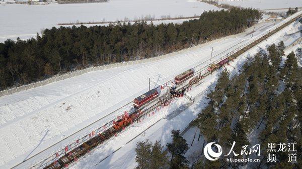 La ligne ferroviaire à grande vitesse en zone de haute altitude et de températures basses la plus au nord de la Chine en construction