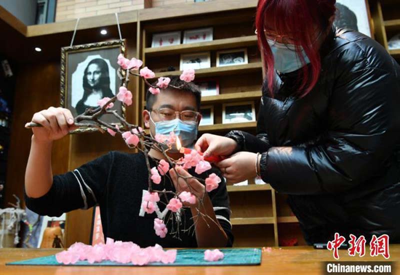 Un étudiant crée de magnifiques fleurs de prunier en cire