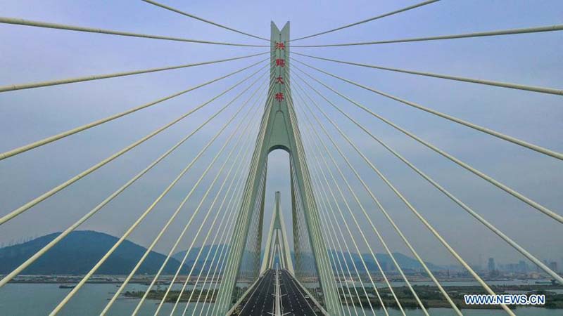 L'autoroute portuaire Hezhou-Gaolan en construction dans le sud de la Chine 
