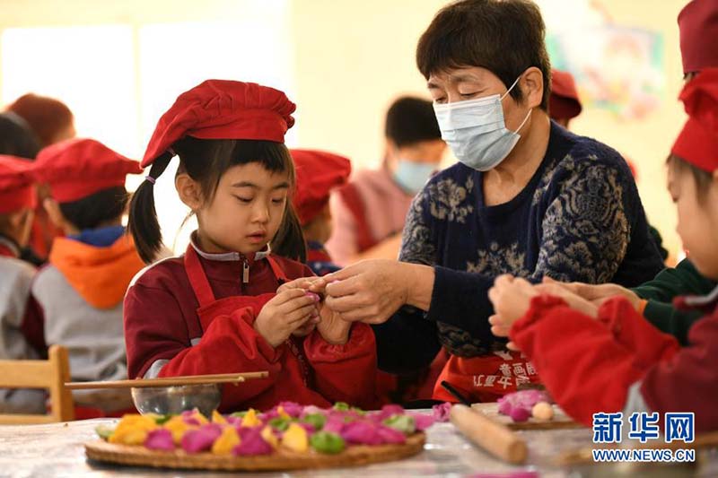 Hebei : des enfants font des raviolis chinois pour célébrer le Solstice d'hiver