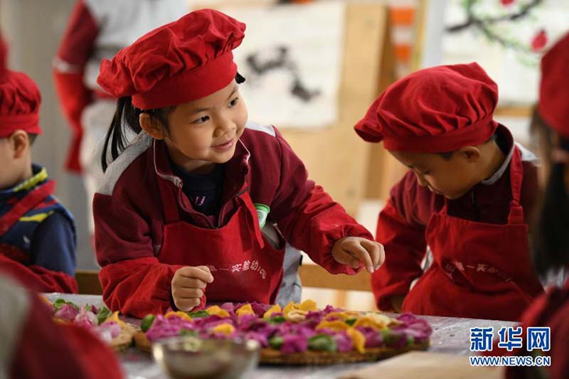 Hebei : des enfants font des raviolis chinois pour célébrer le Solstice d'hiver