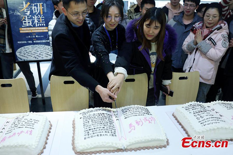 Les chefs d'une université de Nanjing préparent des gâteaux spéciaux pour les candidats à l'examen d'entrée en master