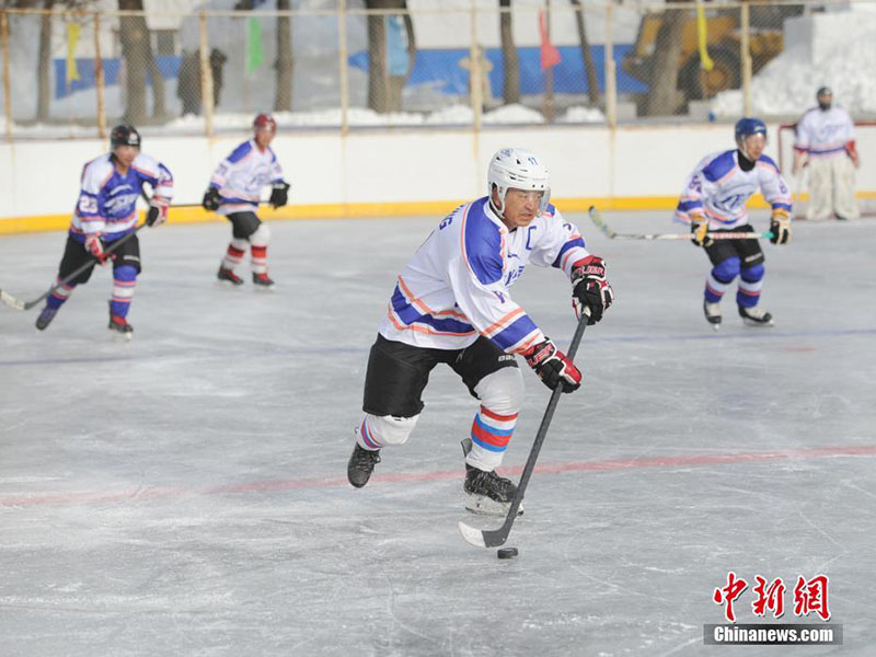Une équipe de hockey sur glace composée de personnes âgées