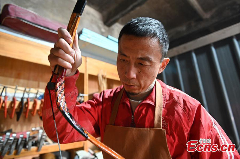 Un fabricant d'arcs traditionnels espère transmettre son savoir-faire