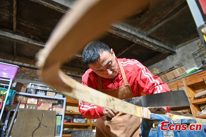 Un fabricant d'arcs traditionnels espère transmettre son savoir-faire
