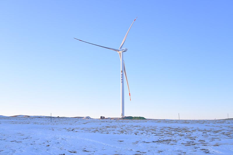 Une éolienne génère de l'énergie pour la première fois sur la base électrique du nord de la Chine