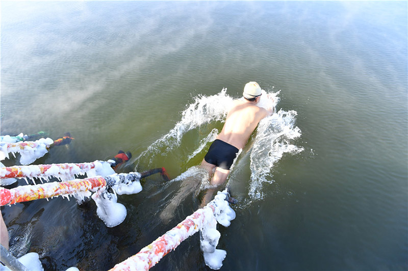 Les nageurs d'hiver s'amusent malgré le froid glacial dans le Nord-est de la Chine