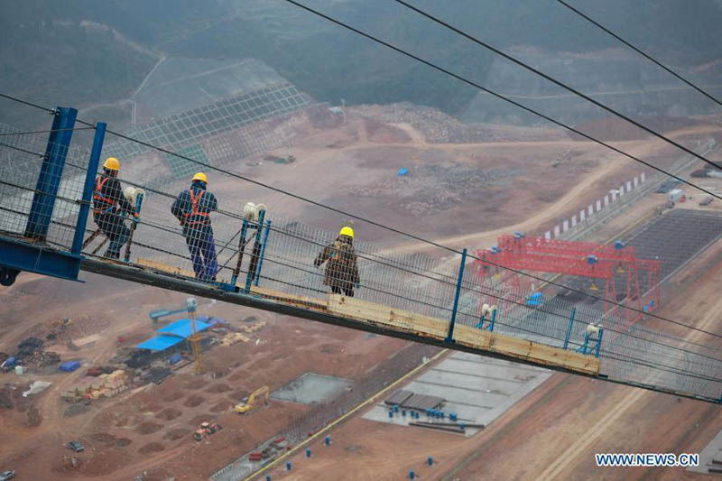 Le pont du lac de Kaizhou en construction dans le sud-ouest de la Chine