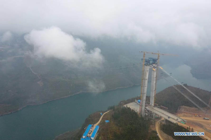 Le pont du lac de Kaizhou en construction dans le sud-ouest de la Chine
