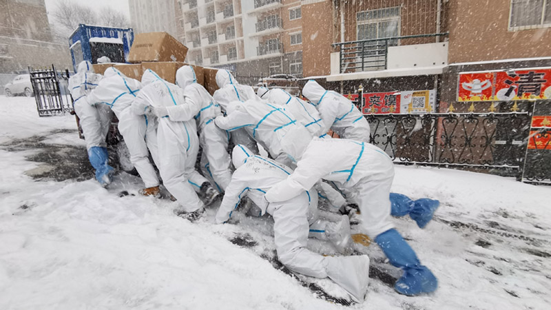 Les travailleurs bravent un froid glacial pour assurer une vie normale