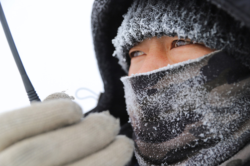 Les travailleurs bravent un froid glacial pour assurer une vie normale