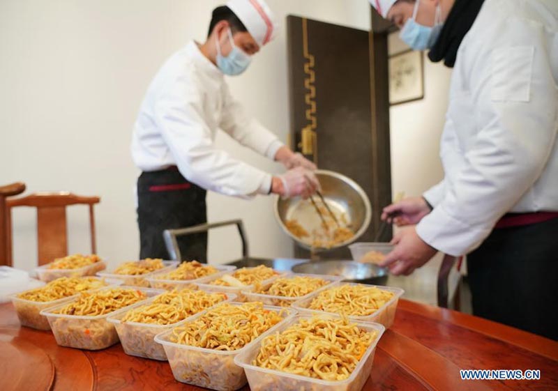 Un restaurant fournit des repas gratuits au personnel communautaire alors que l'épidémie de COVID-19 frappe Shijiazhuang