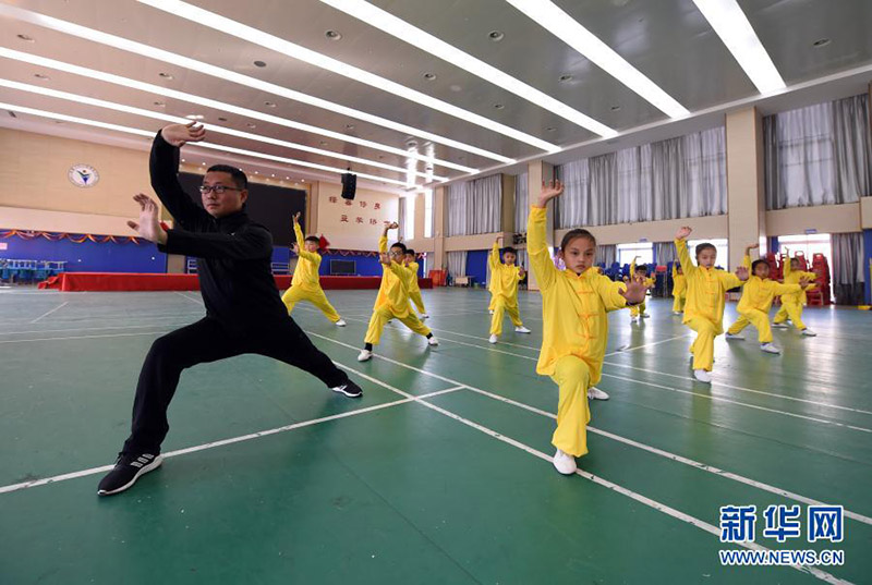 Des enfants pratiquent les arts martiaux à Hefei