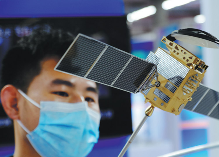 Les tests à l'usine de satellites intelligents de Wuhan se poursuivent