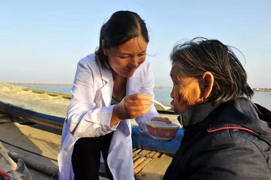 Xie Ai'e, une femme médecin unanimement appréciée qui a commencé avec une clinique flottante