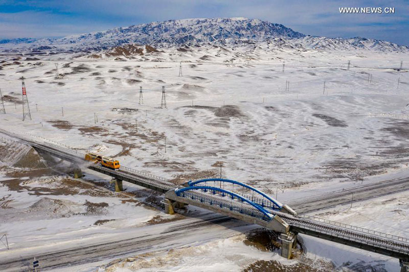 Les ouvriers bravent le froid pour assurer la sécurité de la circulation des trains au Xinjiang