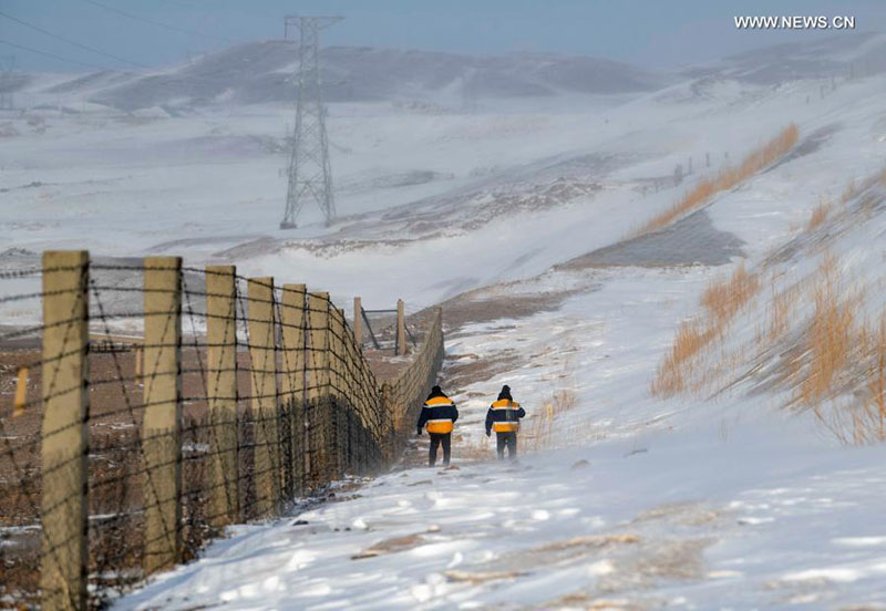 Les ouvriers bravent le froid pour assurer la sécurité de la circulation des trains au Xinjiang