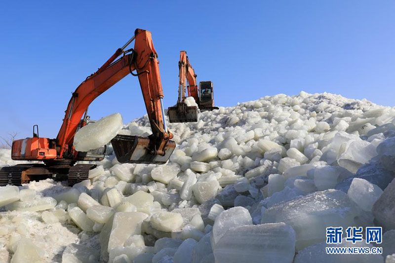 Hebei : les agriculteurs collectent de la glace pour les bateaux de pêche