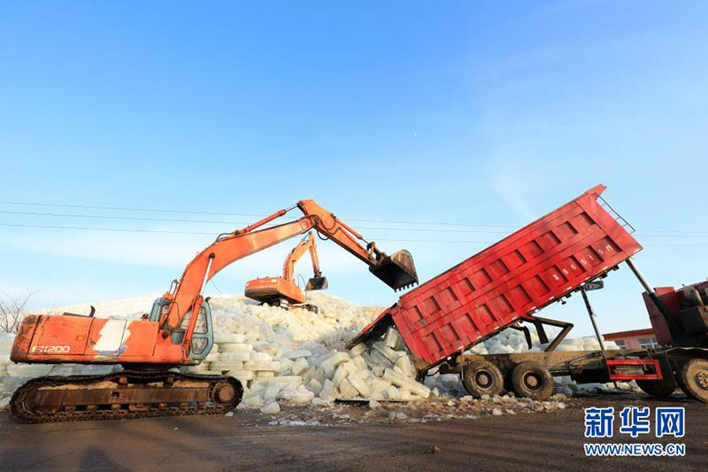 Hebei : les agriculteurs collectent de la glace pour les bateaux de pêche