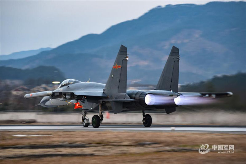 Des entraînements au vol de jour et de nuit d'une brigade de l'Armée de l'air chinoise
