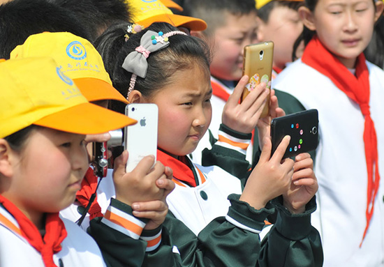 Les élèves du primaire et du secondaires désormais interdits d'apporter des téléphones portables à l'école