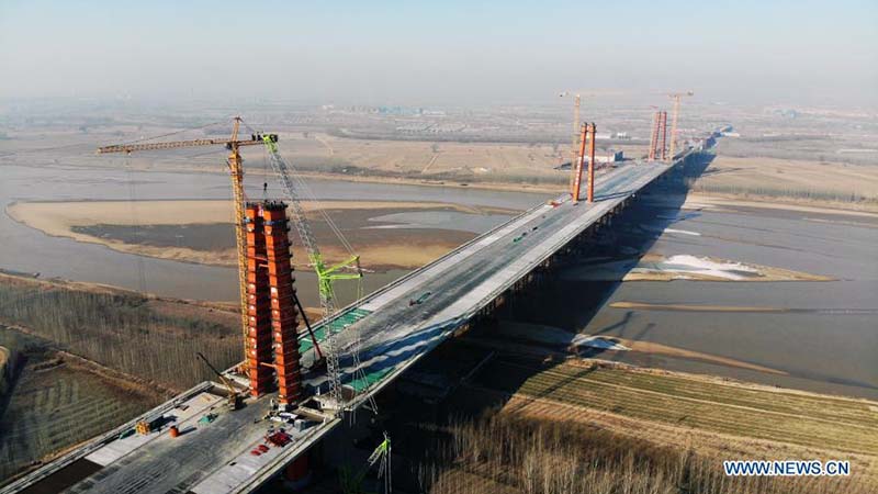 Le pont suspendu auto-ancré à trois tours le plus long du monde en construction dans l'est de la Chine