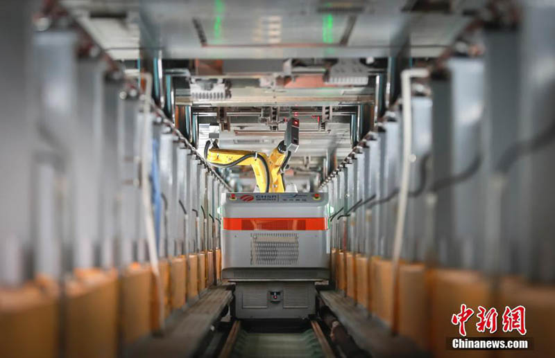 Un robot intelligent de maintenance des trains à grande vitesse mis en service à Beijing pour les voyages de la Fête du Printemps