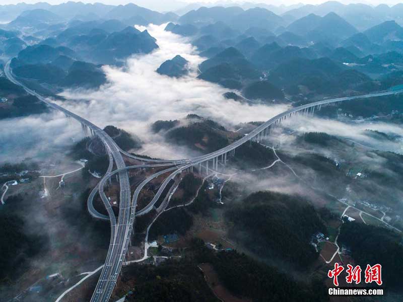 Une section d'autoroute dans les nuages dans le Hubei