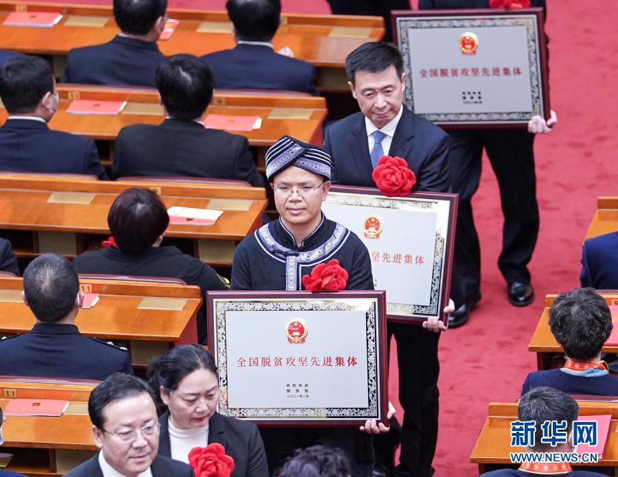 Xi Jinping remet des médailles à des modèles en matière de lutte contre la pauvreté