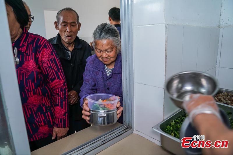 Dans le Guangxi, des personnes âgées peuvent déjeuner gratuitement à la cantine du village