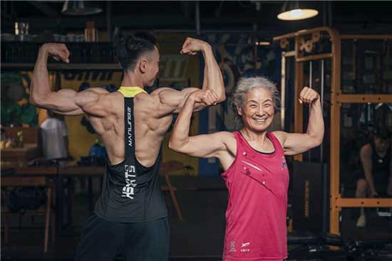 Cette mamie de 70 ans impressionne les jeunes avec ses muscles