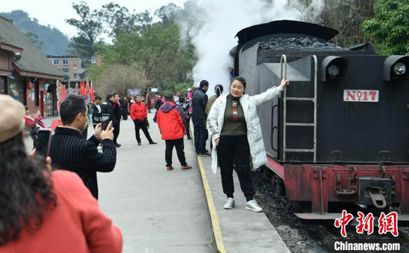 Un petit train à destination du printemps dans le Sichuan