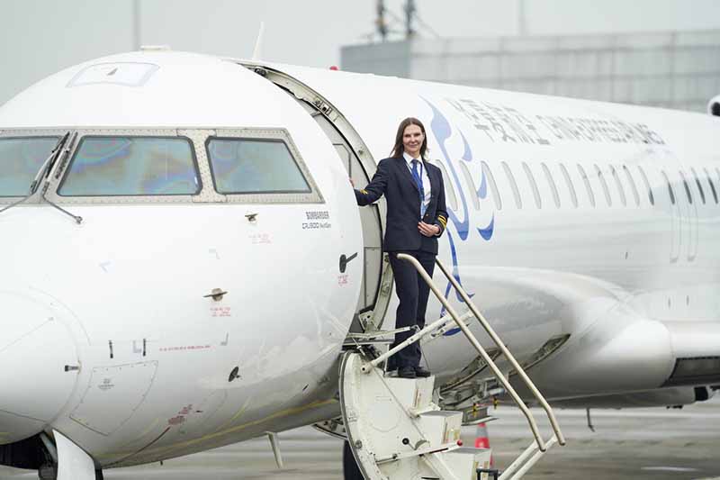 Sara Jobartlett débarque d'un avion de ligne à Chongqing (sud-ouest de la Chine) le 25 février 2021. (Photo/Xinhua)