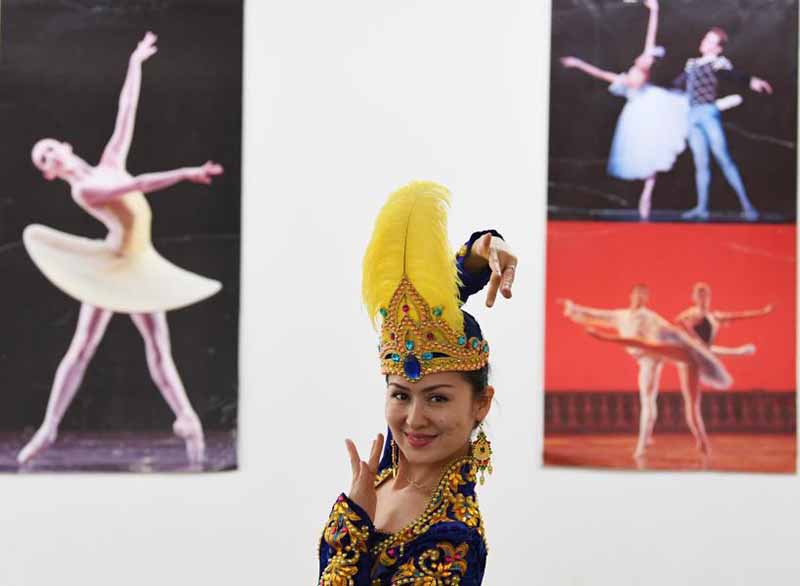 Une danseuse fait la promotion de la danse traditionnelle au Xinjiang