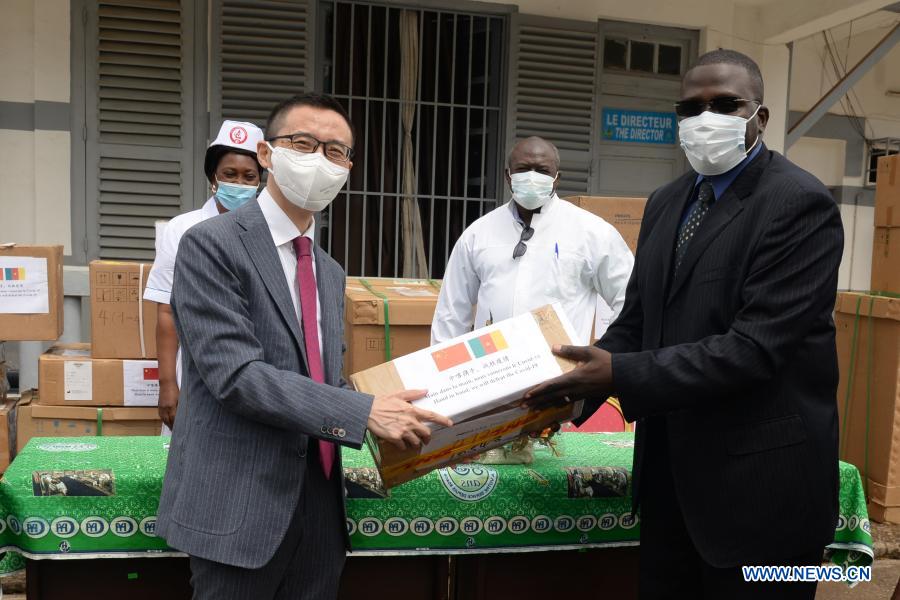 La Chine fait don des équipements médicaux au Cameroun pour soutenir sa lutte contre le COVID-19