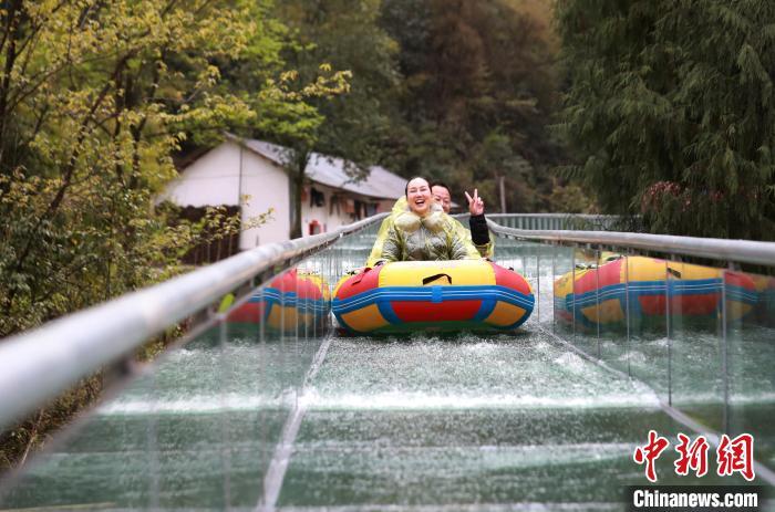 Un toboggan aquatique en verre de rêve stimule le tourisme dans le centre de la Chine
