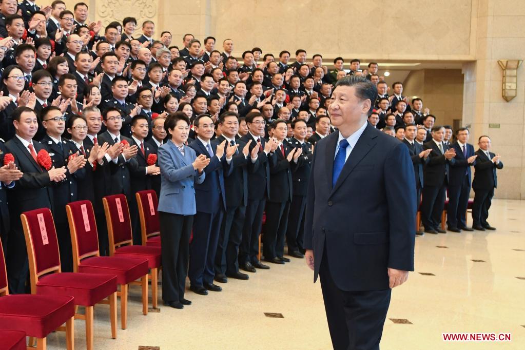 Xi Jinping rencontre des modèles de lutte contre la criminalité