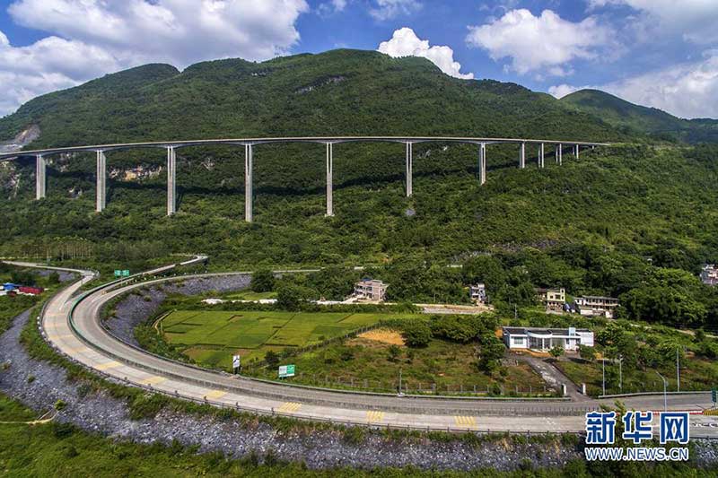 La longueur des autoroutes en Chine a atteint 150 000 kilomètres, et on peut y admirer de beaux paysages tout au long.