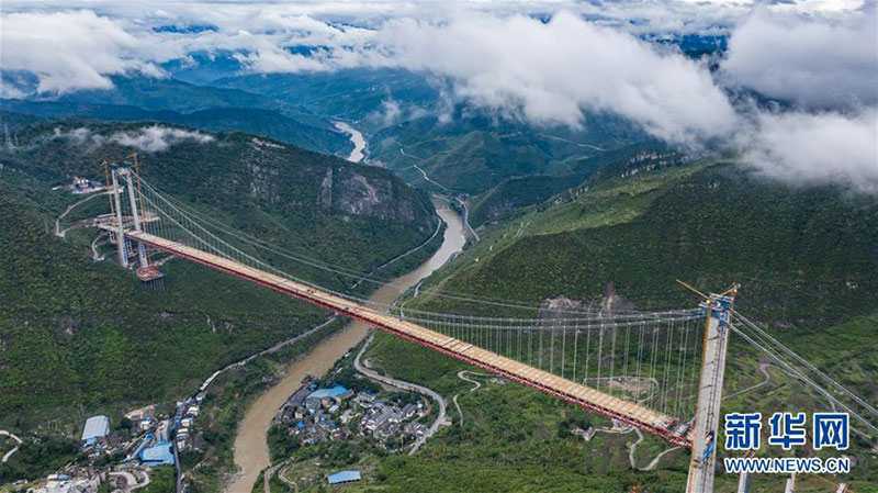 La longueur des autoroutes en Chine a atteint 150 000 kilomètres, et on peut y admirer de beaux paysages tout au long.