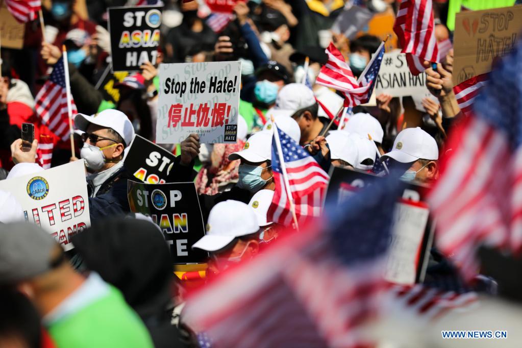 Des Américains d'origine asiatique organisent à New York une manifestation contre la haine anti-asiatique