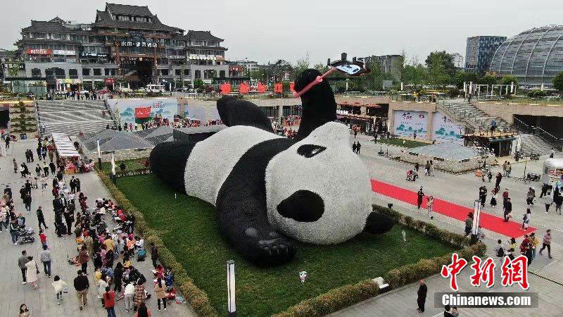 Un « panda géant prenant un selfie » de 130 tonnes dévoilé dans le sud-ouest de la Chine