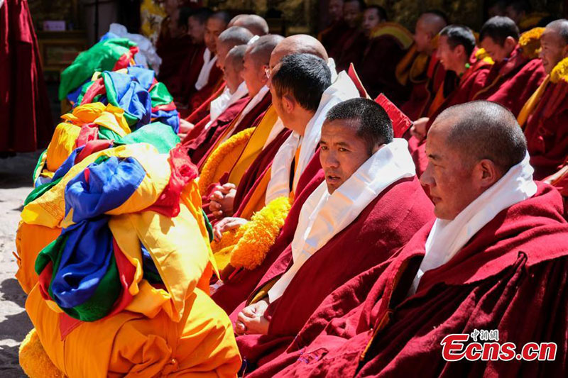 13 moines tibétains reçoivent le plus haut diplôme du bouddhisme