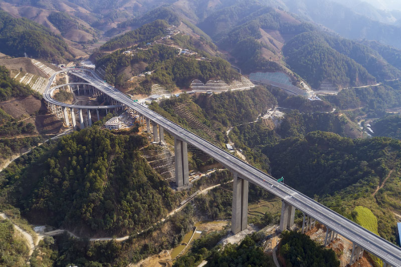 Les autoroutes conduisent la Chine vers un avenir prospère