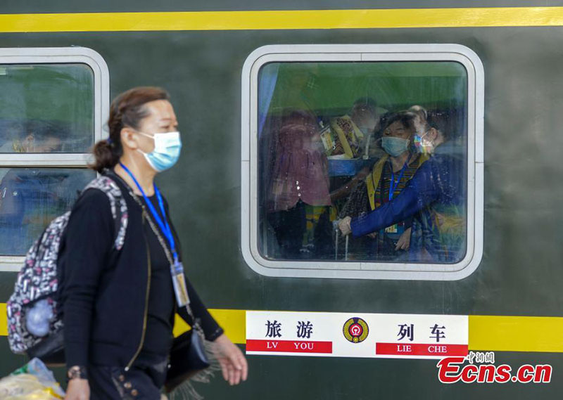 Photo prise le 13 avril 2021 montrant des passagers se préparant à monter dans le train. (Liu Xin / China News Service)