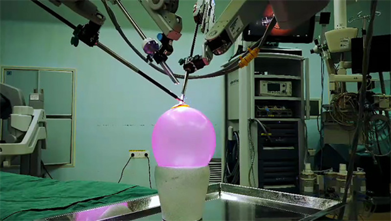 Un médecin chevronné épluche, coupe et coud une peau d'orange avec un robot