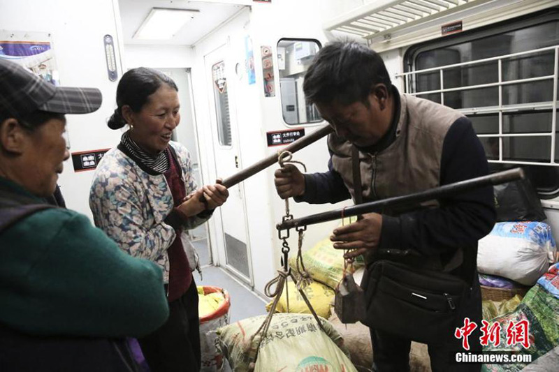 Un train à vitesse lente relie des villageois éloignés du sud-ouest de la Chine au monde extérieur